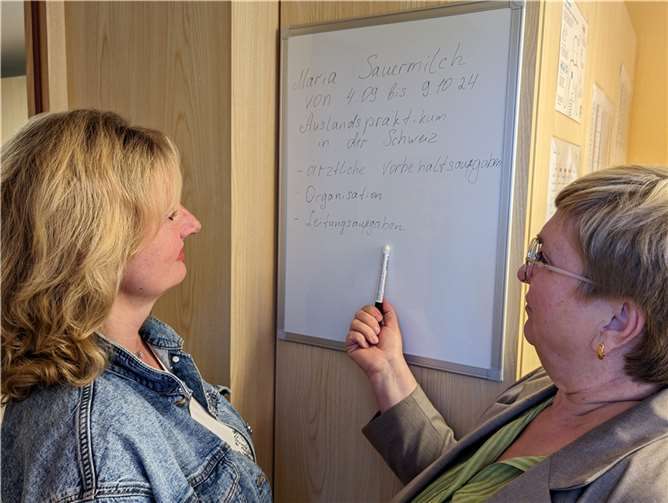 Die Pflegedienstleiterin Galina Richter (rechts) bespricht mit der Auszubildende Maria Sauermilch die Lerntafel im Stationszimmer.  Foto: Jörg Warnke