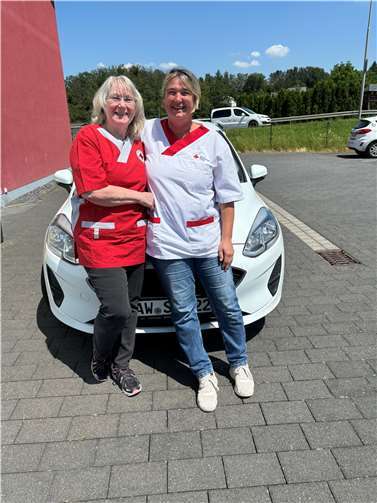 Die Pflegefachkräfte Kirsten Theis (li.) und Bianca Neis (re.) von der DRK-Sozialstation Bad Breisig-Brohtal haben kürzlich ihr 20-jähriges Jubiläum gefeiert. Beide lieben die Abwechslung in ihrer Tätigkeit und genau das wird Kirsten Theis vermissen: nur wenige Tage nach ihrem Jubiläum ging sie in den Ruhestand.  Foto:Astrid Zens / DRK-Kreisverband Ahrweiler e.V.