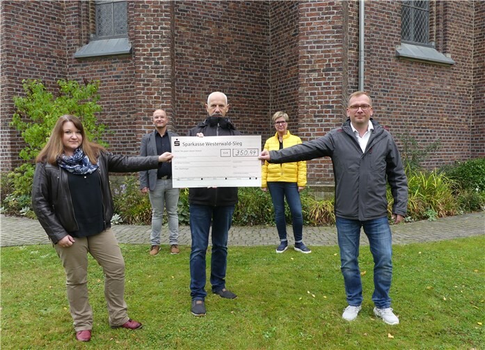 Die Pflegekräfte Julia Winder (1. vorne links) und Christoph Galke (3. vorne links) nahmen die Spende entgegen und bedankten sich gemeinsam mit den Leitungen der Altenheime Sascha Königshoven, Seniorenzentrum Azurit (1. hinten links) und Claudia Ahrens, Alten- und Pflegeheim Hospitalfonds (2. hinten links) bei Michael Ferschke (Foto Mitte) von der Evangelischen Kirchengemeinde Montabaur für die Wertschätzung ihrer Arbeit.