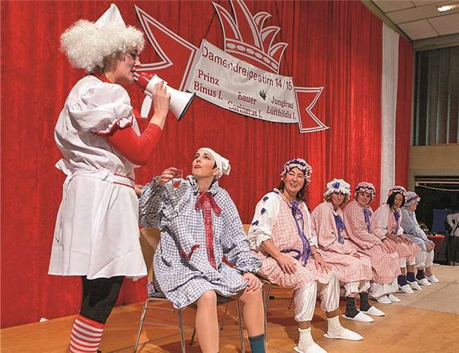 Die Pflegeschwester hatte alle Mühe, die renitenten Seniorinnen aus dem Altersheim in Schach zu halten.