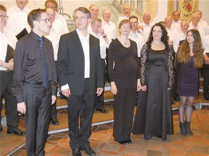 Die Phalanx der Solisten des Chorkonzerts. V.links: Jürgen Rieser (musikalischer Leiter), Horst Schäfer (Tenor), Beate Michel (Pianistin), Anita Reuter (Mezzosopran), Raffaela Milles (Sopran).FA