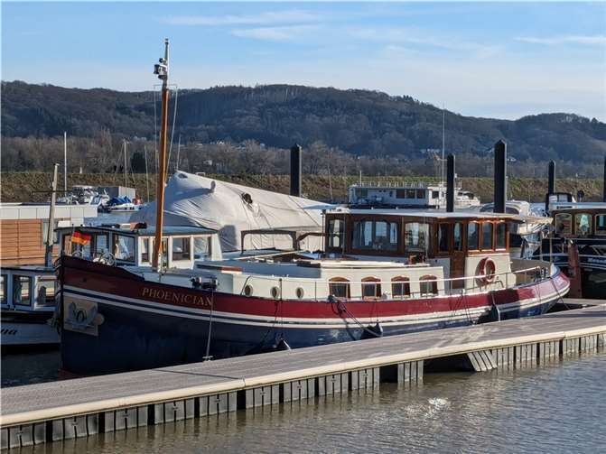 Blickfang im Hafen Die „Phoenician“ ist ein Hingucker. Foto: KS