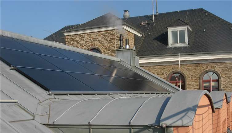 Die Photovoltaikanlage auf dem Dach des Rathauses der Verbandsgemeinde Vallendar. Aber auch viele private Dachflächen können für Solarenergie und damit mehr Klimaschutz genutzt werden. Hilfestellung hierzu bietet ab sofort das neue landesweite Solarkataster www.solarkataster.rlp.de.Foto: Verbandsgemeindeverwaltung.