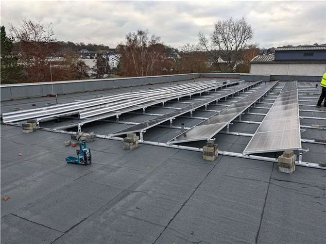Die Photovoltaikanlage der Grundschule Hinter Burg während des Baus.  Foto: Stadt Mayen