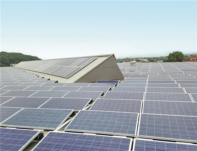 Die Photovoltaikanlage nimmt mit rund 4.500 Quadratmetern in etwa die Hälfte der Dachfläche ein.