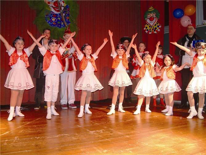 Die Piccolos der Rot-Weißen Funken Unkelbach kamen mit dem Wölle-Kinderprinzen.