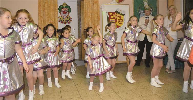 Die Piccolos der rot-weißen Funken tanzten sich in die Herzen der Kgler. AB