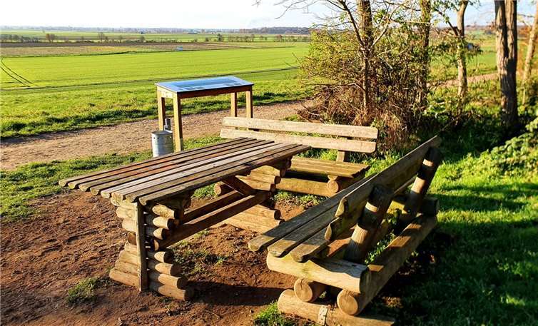Die Picknick-Tischgruppe wirkt wieder einladend für eine Rast. Foto: Bauhof