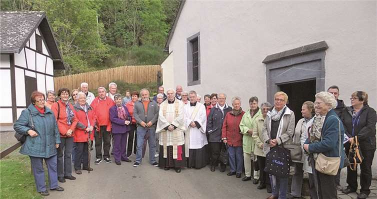 Die Pilger aus Eich erreichten ihr Ziel St. Jost und statteten Monsignore Josef Schrupp und Diakon Hans Georg Bach einen Besuch ab. Privat