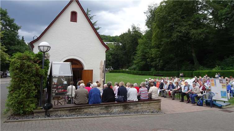 Die Pilger vor der Kapelle.Privat