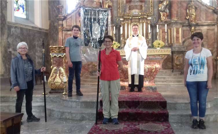 Die Pilgerführer bei der Andacht an der Kapelle. Fotos: privat