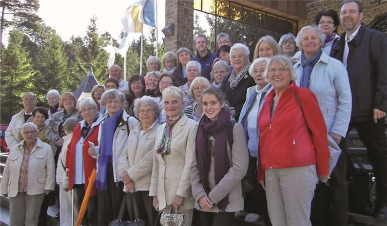 Die Pilgergruppe der Pfarreiengemeinschaft Bad Neuenahr-Ahrweiler vor dem Altar der Esplanade. privat