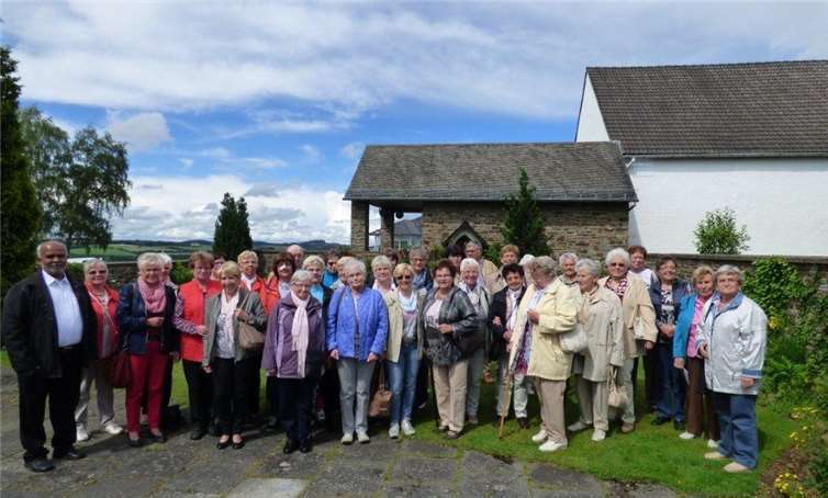 Die Pilgergruppe der Untermosel neben der Wallfahrtskirche in Barweiler.privat