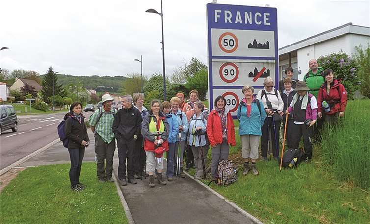 Die Pilgergruppe hat die Grenze nach Frankreich überschritten.  privat