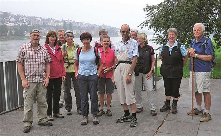 Die Pilgergruppe in den Rheinanlagen mit Michael Kaiser (l.) und Pater Ulrich Scherer (5.v.r.).privat