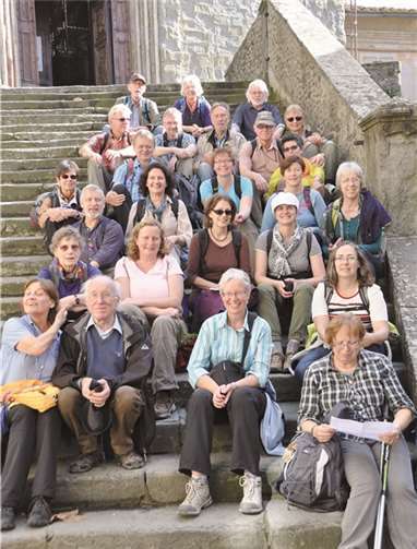 Die Pilgergruppe mit Pfarrerin Kerstin Laubmann (v.2.v.r.) auf Treppe vor San Francesco Cortona. privat