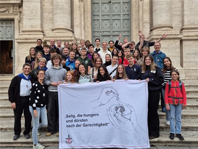 Die Pilgergruppe vor der Kirche Il Gesu. Foto: Matthias Gibbert