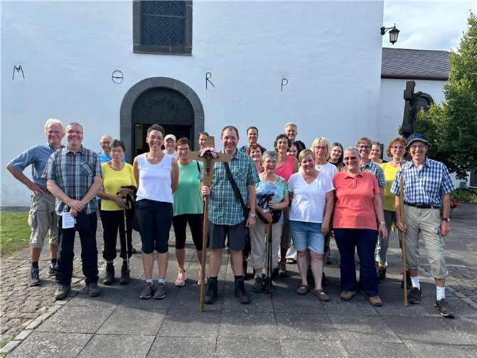 Die Pilgergruppe vor der katholischen Kirche St. Gertrud in Barweiler.