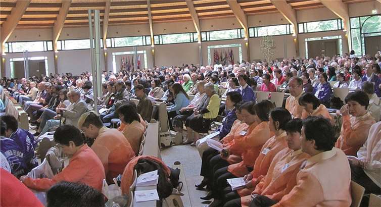 Die Pilgerkirche - Menschen aus vielen Erdteilen kommen zur Wallfahrt.privat