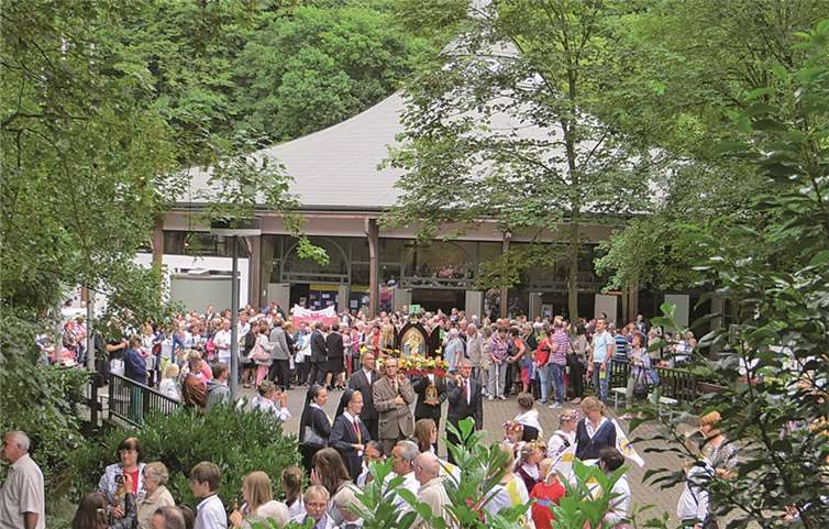 Die Pilgerkirche - zahlreiche Pilger formieren sich zur Prozession.
