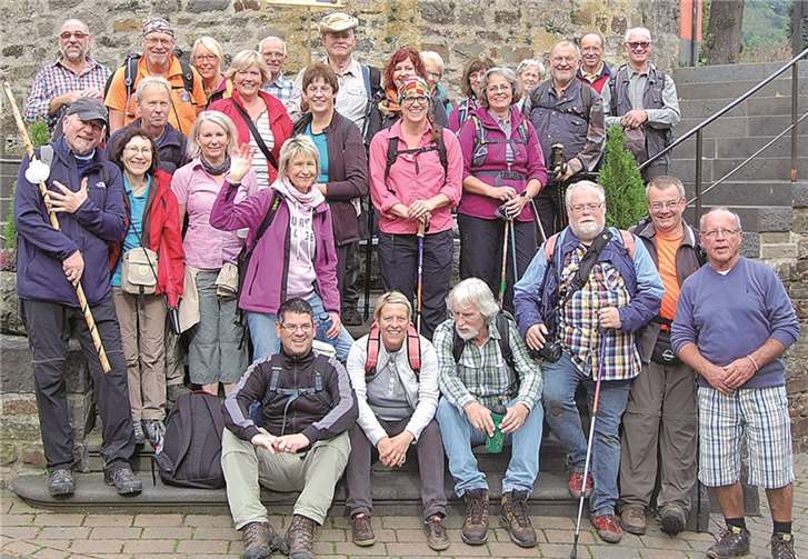 Die Pilgerschar auf der Freitreppe von St. Viktor / Oberbreisig.FA