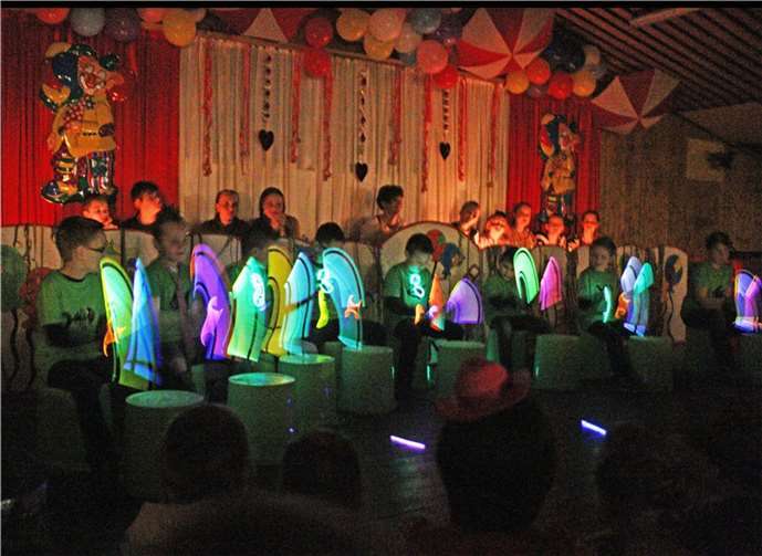 Die Piranhas trommelten mit Leuchtstäben. SES