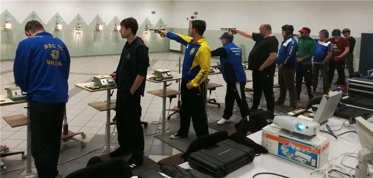 Die Pistolenschützen in einer Wettkampfsituation: Marcel Renig (zweiter von links), Dirk Röller (vierter von links), Christian Ertel (sechster von links), Friedhold Wagner (achter von links) und Lars Setzer (zehnter von links). Foto: Frink