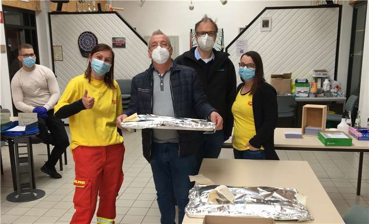 Die Pizzeria da Franco aus Remagen hat zwei große Bleche Pizza im kommunalen Corona-Schnelltestzentrum Remagen vorbeigebracht und damit den ehrenamtlichen Helfern für ihre ehrenamtliche Arbeit gedankt. Foto: privat