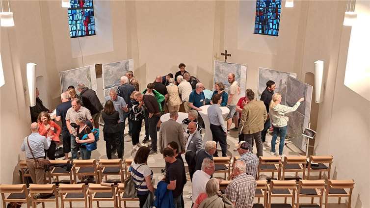 Walporzheim: Gewässerwiederherstellung nach der Flut geht voran Die Pläne der Gewässerwiederherstellung in Walporzheim wurden am 16. Juli 2025 in der St. Josef Kapelle vorgestellt. Foto: Macht / Kreisverwaltung Ahrweiler. Foto: Macht / Kreisverwaltung Ahrweiler