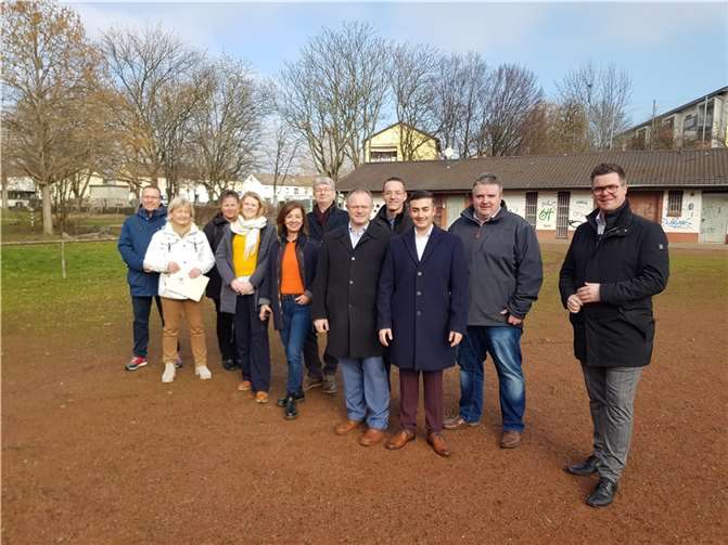 Die Pläne für den Mehrgenerationenplatz sind das Ergebnis breiter Beteiligung. Vertreterinnen und Vertreter der Stadtverwaltung machten sich vor Ort einen Eindruck.  Foto: Hermann Wirges