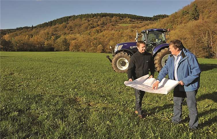 Die Pläne stehen: OAH-Projektleiter Dr. Jochen Mölle (re.) mit Jürgen Nelles, Landwirt aus Schuld und Mitglied der projektbegleitenden OAH-Arbeitsgruppe. Kreisverwaltung Ahrweiler