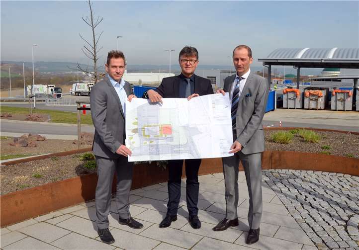 Die Pläne und Genehmigungen liegen vor – die Bauarbeiten können starten. Carsten König, Leiter der Kreislaufwirtschaft, Burkhard Nauroth, Erster Kreisbeigeordneter und Verbandsvorsteher des AZV, und Frank Diederichs, der Geschäftsführer des AZV (von links) freuen sich auf den Baubeginn.Foto: privat