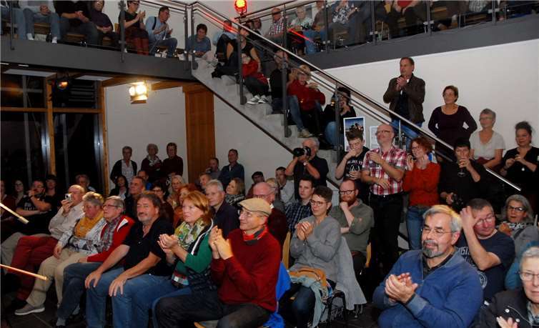 Die Plätze reichten vorne und hinten nicht: „Ausverkauft“ war das Jubiläumskonzert von Farfarello im Alten Bahnhof von Puderbach.