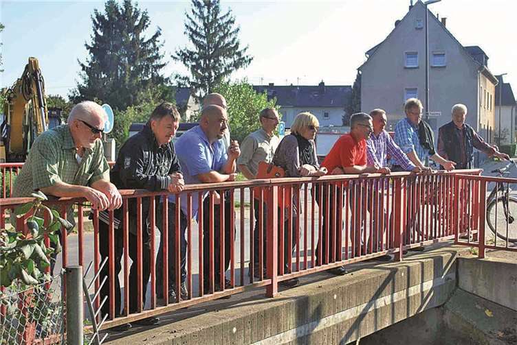 Die Plaidter SPD-Fraktion begutachtet die Renaturierungsmaßnahmen am Krufter Bach.privat