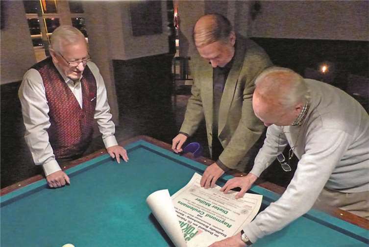 Die Plakate als Erinnerung längst vergangener Zeiten hatte Europameister Gert Tiedke (r.) im Handgepäck.