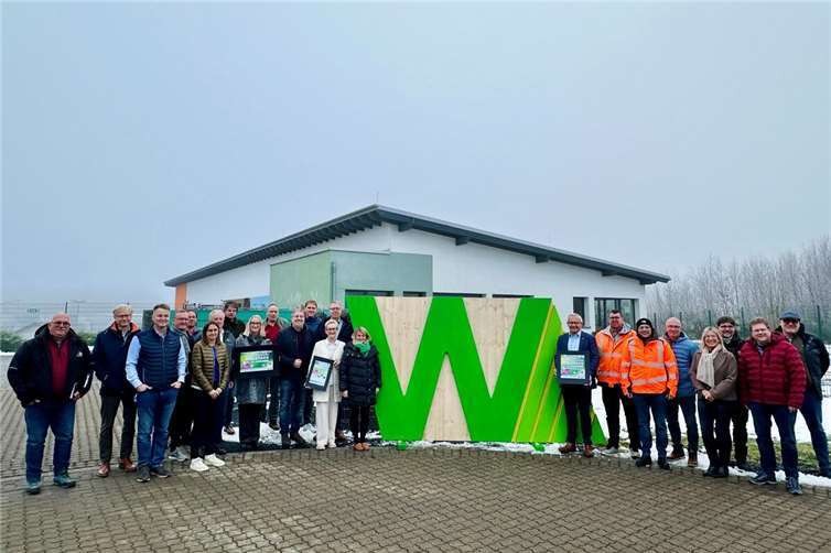 Die Planungen der Westerwälder Holztage 2025 laufen auf Hochtouren: v.l. Johannes Kern (stellv. Obermeister Zimmerer-Innung Rhein-Westerwald), Oliver Mühmel (van Roje), Andreas Saal (Vorstand Abfallwirtschaft Landkreis Neuwied), Bernd Hermann (Head. Marketing), Björn Both (Kreisverwaltung Neuwied) , Mona Müller (Head. Marketing), Uwe Werner ( Kreiswaldbauverein Neuwied) , Ingo Dittrich (Planungsbüro Dittrich), Beate Bolling (WFG Westerwaldkreis), Michael Weber ( Forstamt Altenkirchen), Jörg Hohenadl (WFG Neuwied), Lars Kober (WF Altenkirchen), Achim Braasch (Ortsbürgermeister Oberraden), Peggy Stüber (WiFo Rengsdorf-Waldbreitbach), Sandra Köster (Vorständin Wir Westerwälder), Landrat Achim Hallerbach (Kreis Neuwied), Markus Heckmann ( Sauer Verkehrssicherung) Steven Effertz ( Sauer Verkehrssicherung) , Holger Drees (Ortsbürgermeister) Straßenhaus, Anja Hoffmann (WFG Neuwied), Gerhard Willms (Forstamt Dierdorf), Holger Kurz (Brand- und Katastrophenschutzinspekteur), Christof Ferdinand (Forstamt Hachenburg).  Foto: Thomas Herschbach