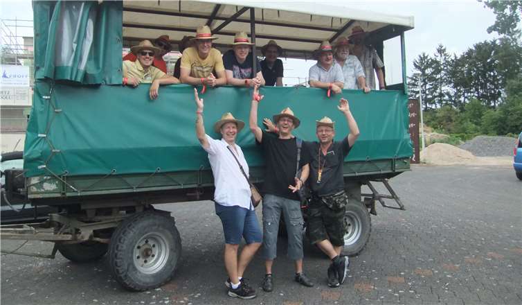 Nach der Tour ist vor der Tour! Die Planwagenfahrt startete auf dem Parkplatz des Casinos und führte nach Nickenich. Foto: privat
