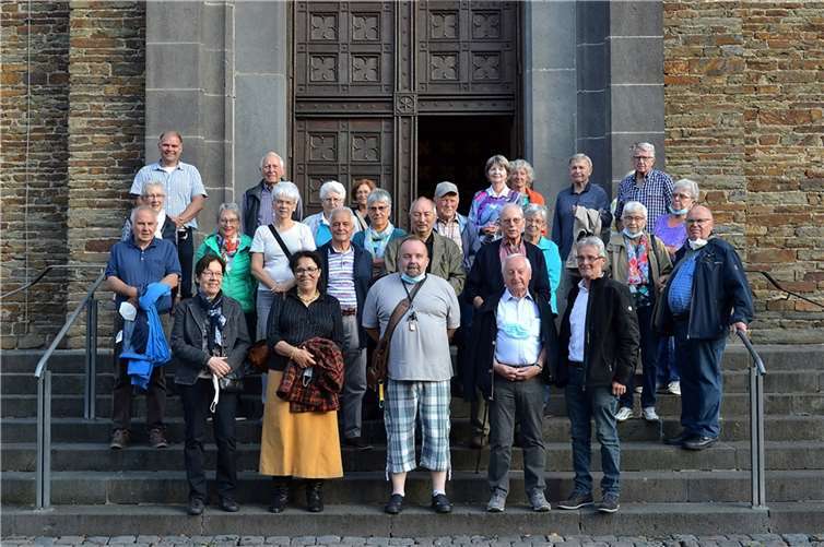 Die „Plattschwätzer“ vor dem beeindruckenden Portal der Pfarrkirche in Treis.Foto: Klaus Wendt.