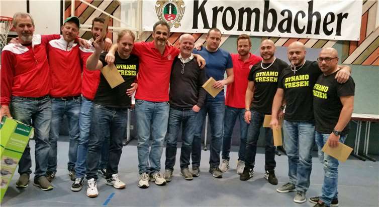 Die Platzierten der Herren freuen sich über ihren Sieg. -MIH-