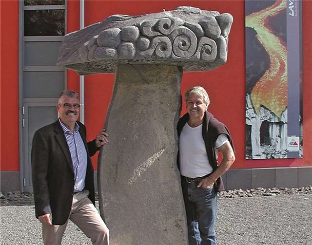 Die „Plinianische Eruptionssäule“ ist neuer Blickfang am Lava-Dome. Nach der Aufstellung freuen sich Stadtbürgermeister Hans-Peter Ammel (l.) und der Künstler Werner Geilen.  Privat