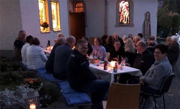 Die Plittersdorfer ließen den schönen Herbstabend im Vorhof der Kapelle ausklingen. Fotos: privat