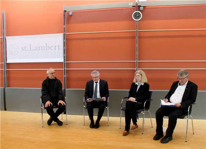 Die Podiumsdiskussion mit Prof. Dr. Ursula Nothelle-Wildfeuer, Prof. Dr. Jozef Niewiadomski, Martin Werlen und Pater Dr. Martin Kleer erörterte die Zukunft des Priesterberufts. Fotos: DU