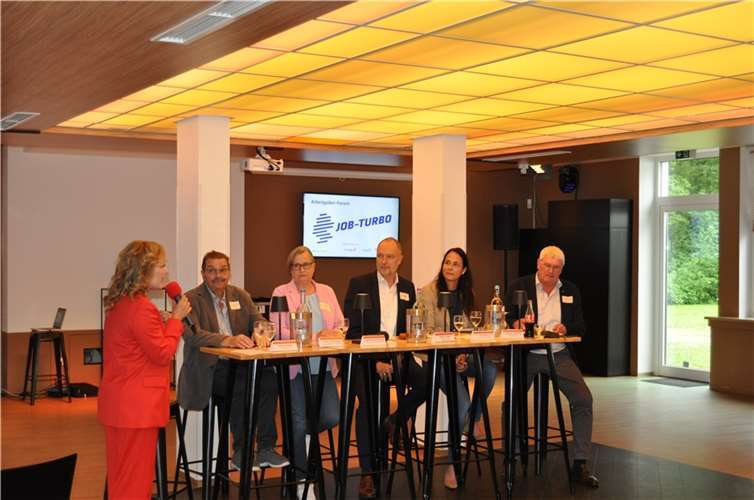 Die Podiumsteilnehmenden (v. l.) im Interview mit Moderatorin Sabine Ziemke: Franz-Josef Gilgen, Gilgen’s Bäckerei und Konditorei, Anja Rieke-Scheidweiler, PVS eCommerce-Services GmbH, Stefan Krause, Vorsitzender der Geschäftsführung der Agentur für Arbeit Bonn, Anja Roth, Geschäftsführerin des Jobcenters Rhein-Sieg, und Sebastian Schubert, Landrat des Rhein-Sieg-Kreises.  Quelle: Agentur für Arbeit Bonn