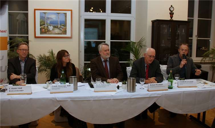 Die Podiumsteilnehmer der Diskussionsveranstaltung in Neuwied: (v.l.) MdB Erwin Rüddel (Kreisvorsitzender), MdB Cemile Giousouf (Integrationsbeauftragte der CDU/CSU-Bundestagsfraktion), Prof. Dr. Wolfgang von Keitz (Integrationsbeauftragter CDU-Kreisverband), Helmut Wiesmann (Geschäftsführer der Unterkommission für den interreligiösen Dialog der Deutschen Bischofskonferenz) und Friedhelm Lorscheid (Kreisverwaltung Neuwied).