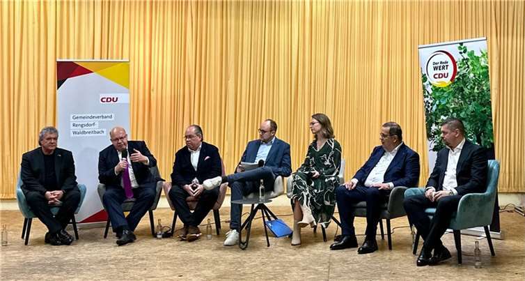Die Podiumsteilnehmer rund um den Ehrengast, den ehemaligen Bundeswirtschaftsminister, Peter Altmaier, diskutierten Lösungsansätze für die Bewältigung der aktuellen wirtschaftlichen Krise. Foto: Pierre Fischer