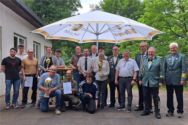 Die Pokal-Gewinner aus Wassenach, N.O.Weiler und Gönnersdorf sowie der Brohltalbund-Vorstand.
