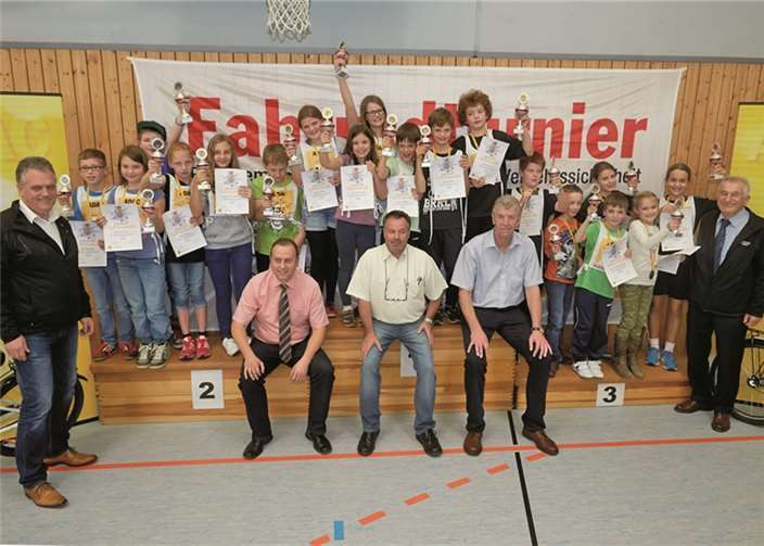 Die Pokalsieger Richard Pfeifer, Maja Gerbrand, Nils Gerbrand, Annika Erbach, Jakob Pfeifer und Elisa Maria Geibert werden den ADAC Mittelrhein e.V. beim Bundes-Fahrradturnier vertreten. privat