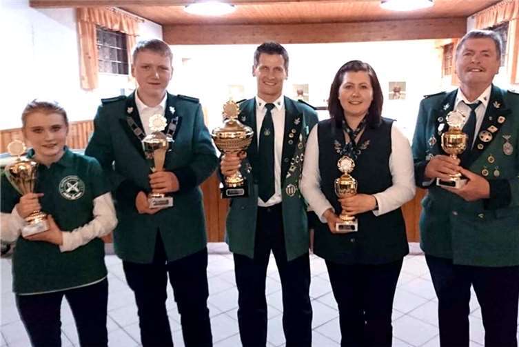 Die Pokalsieger des Königsschießens präsentieren stolz ihre Pokale. DL