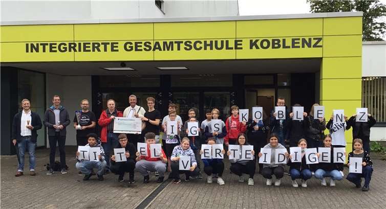 Die Pokalübergabe an die IGS Koblenz – Siegerin Schulradeln 2022. Foto: Urheber: IGS Koblenz / Michael Jost