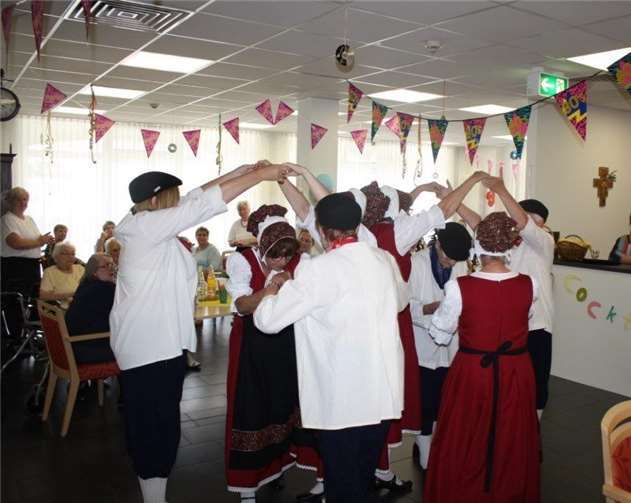 Die Polcher Volkstanzgruppe zeigte ihr Können auf dem Sommerfest des St. Stephanus Seniorenzentrums in Polch.privat